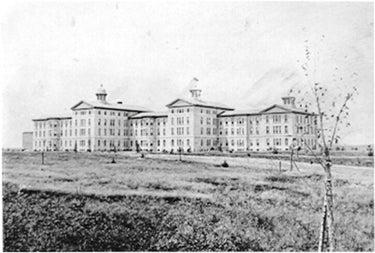 1945 - Foge do Sanatório Elgin depois de ter sido institucionalizado por defender a sua visão de forma veemente—mais tarde culpa os tratamentos de choque pelo declínio da visão e cegueira nos anos 60.