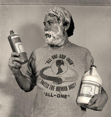 1960s/70s - O sabonete líquido da Dr. Bronner’s torna-se num icon. Jovens vibram com o apelo à paz incluído nos rótulos. A produção muda-se para Escondido, California. Jim torna-se VP de I&D e Produção.