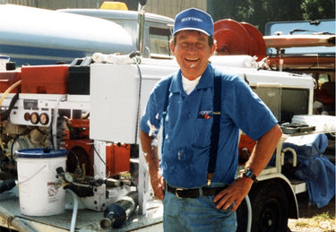 1980s - O sabonete da Dr. Bronner’s torna-se popular. O Ralph trabalha com o Dr. Bronner para aperfeiçoar a mensagem dos rótulos. O Jim lança a Bronner Chemical and Technical Consulting—inventa a espuma concentrada utilizada até aos dias de hoje no combate a incêndios florestais e de estruturas.
