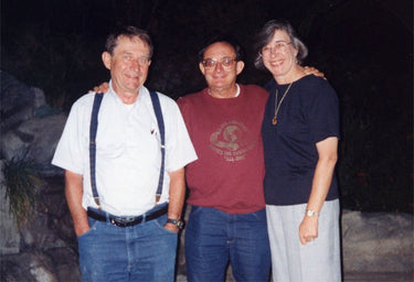 1990s - A saúde do Dr. Bronner’s começa a deteriorar-se devido à doença de Parkinson’s, os filhos Ralph e Jim e Trudy,a esposa do Jim, assumem o controlo da Empresa—o Jim como Presidente, o Ralph como VP e porta-voz da Empresa e a Trudy como Tesoureira/CFO.