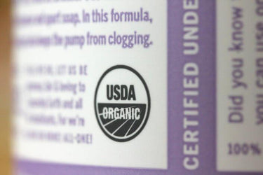 2003 - A Dr. Bronner’s torna-se a maior empresa de produtos de higiene pessoal certificada segundo o Programa Biológico Nacional da USDA. É pioneira na utilização de embalagens de 100% plástico pós-consumo reciclado. Implementa práticas económicas progressistas: limite de 5-para-1 entre os salários mais elevados e os mais baixos—coberturas de saúde a 100%—todos os lucros que não são necessários ao desenvolvimento do negócio são direcionados para causas progressistas e caridade.
O tio Ralph apresenta uma peça sobre a sua vida, o seu pai e os sabonetes Dr. Bronner’s.