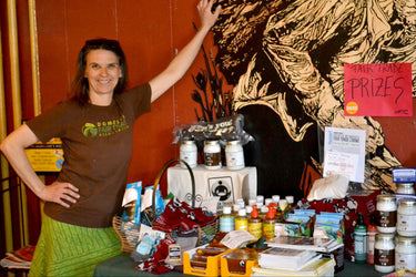 2005 - A Sue Kastensen (da Sun Dog Hemp Body Care) junta-se à Dr. Bronner’s—ajuda a reformular os seus famosos bálsamos labiais, bálsamos para o corpo e loções de acordo com os standards do Programa Biológico Nacional da USDA.