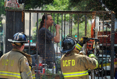 2010 a 2013 - O David Bronner é preso no exterior da sede da DEA por plantar sementes de cânhamo e por colher plantas de cânhamo numa gaiola em frente à Casa Branca.
Em setembro de 2013, os funcionários da Dr. Bronner’s celebram com o agricultor Ryan Loflin a primeira colheita de cânhamo na América em mais de sessenta anos.