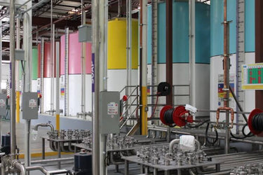 2014 - Depois de crescer 1.100% em 15 anos, a Dr. Bronner’s muda-se para uma fábrica maior. Compromete-se a transformar-se numa Empresa <em>zero waste</em>.