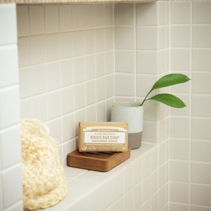 Aroma Jasmim Sândalo da Dr. Bronner's. Sabonete Barra Biológico num chuveiro.